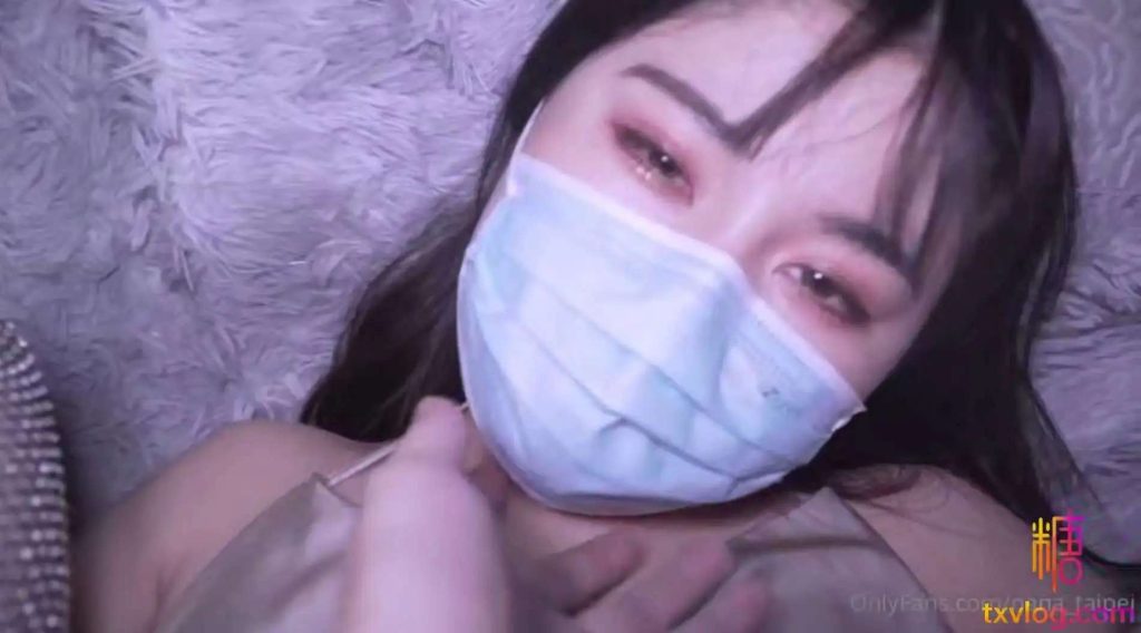 女友穿闪亮的靴子诱惑我 (1)