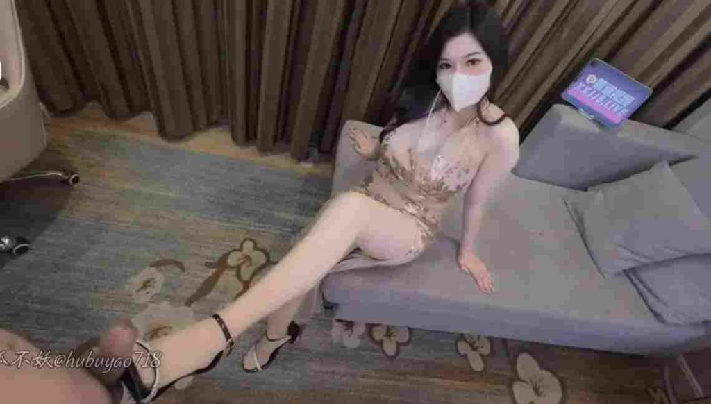 性感少妇勾引后跪舔硬挺鸡巴吞吐到根用修长美腿足交大屌后跨坐肉棒摇臀 (3)