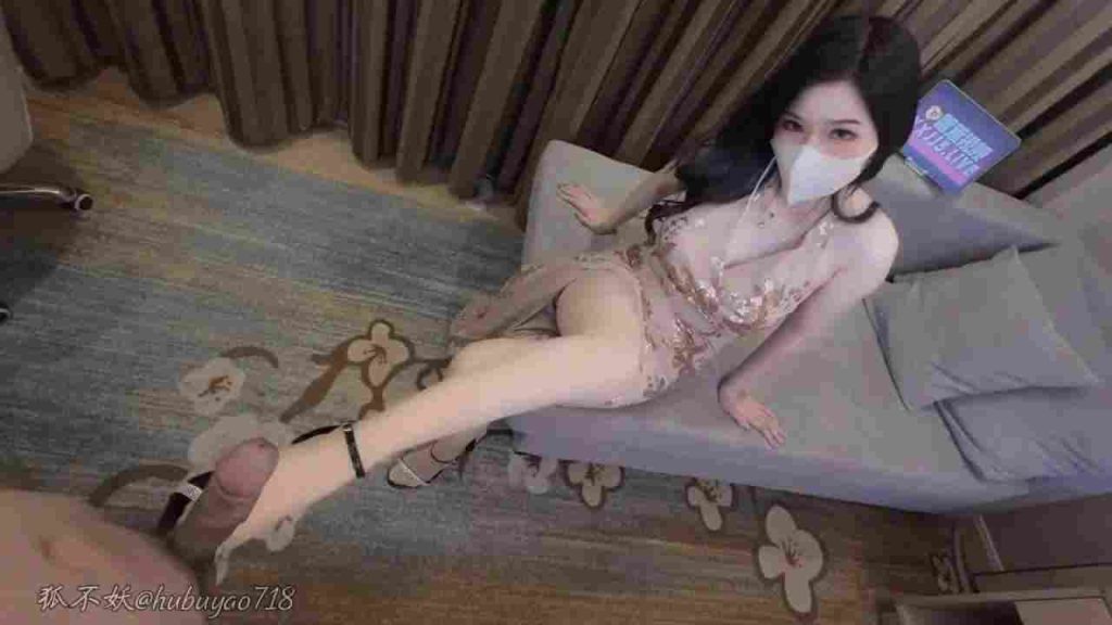 性感少妇勾引后跪舔硬挺鸡巴吞吐到根用修长美腿足交大屌后跨坐肉棒摇臀 (4)