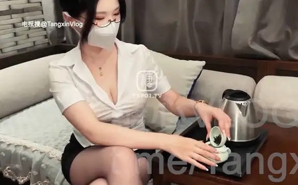 黑丝制服_妖媚的秘书上 (5)